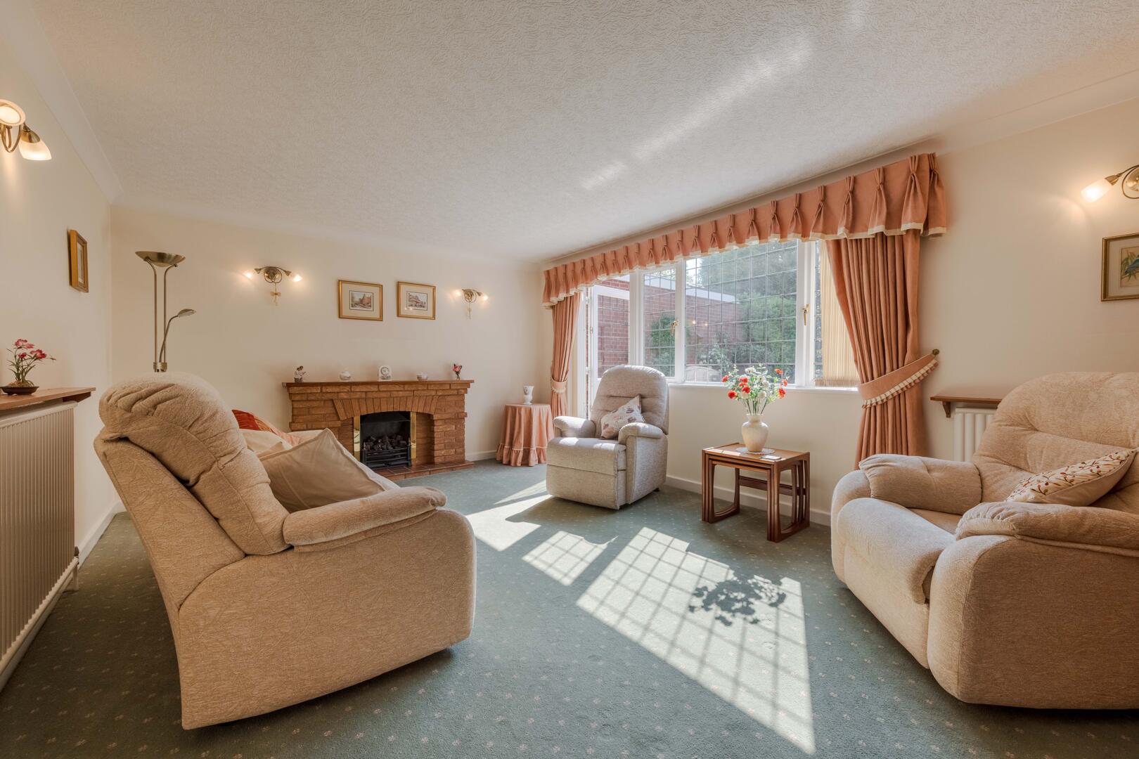 4 bed property in Cranbourne Road, Stourbridge